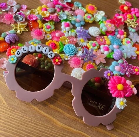 Embrace sunny days in style with our floral sunglasses. Feminine designs, vibrant blooms, & UV protection combine for a fashionable accessory that adds a touch of whimsy to any outfit.