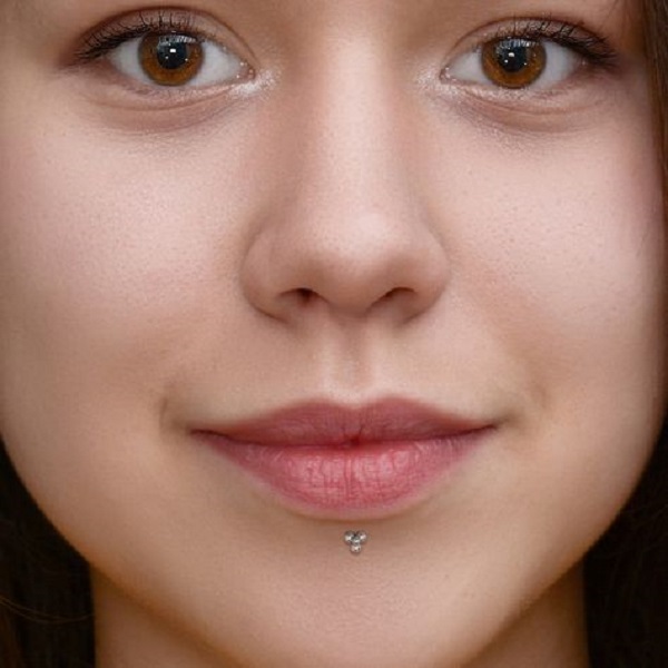 Discover if a vertical labret can harm your teeth