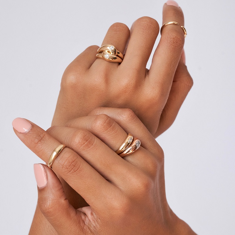 how to wear rings on multiple fingers