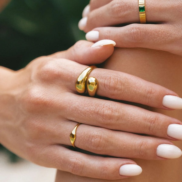 how to wear rings on multiple fingers