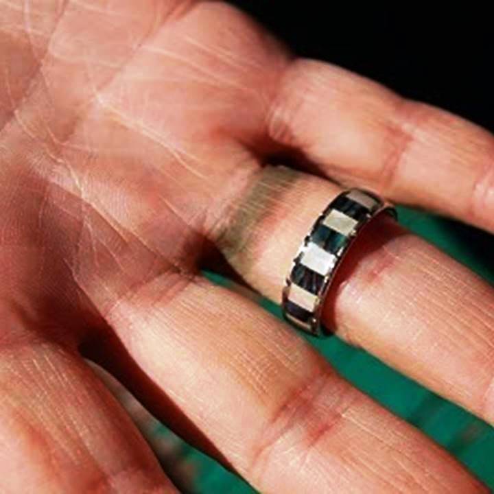 why do rings turn your finger green