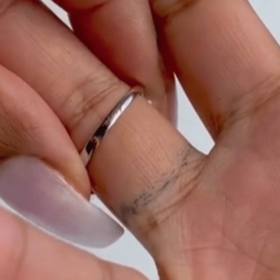 why do rings turn your finger green