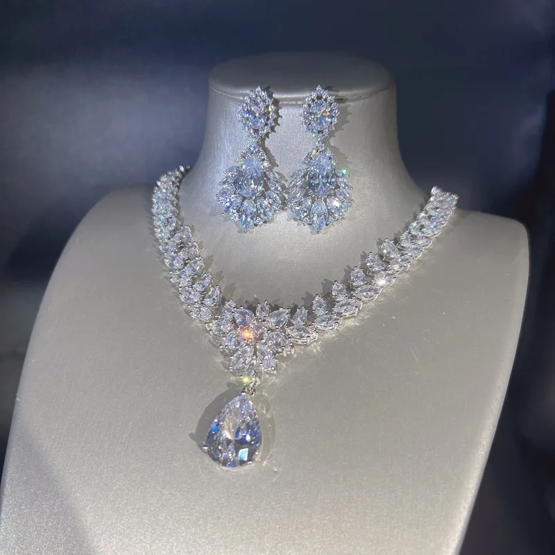 women's diamond necklaces