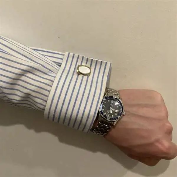 how to put cufflinks on
