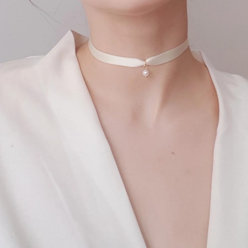white choker