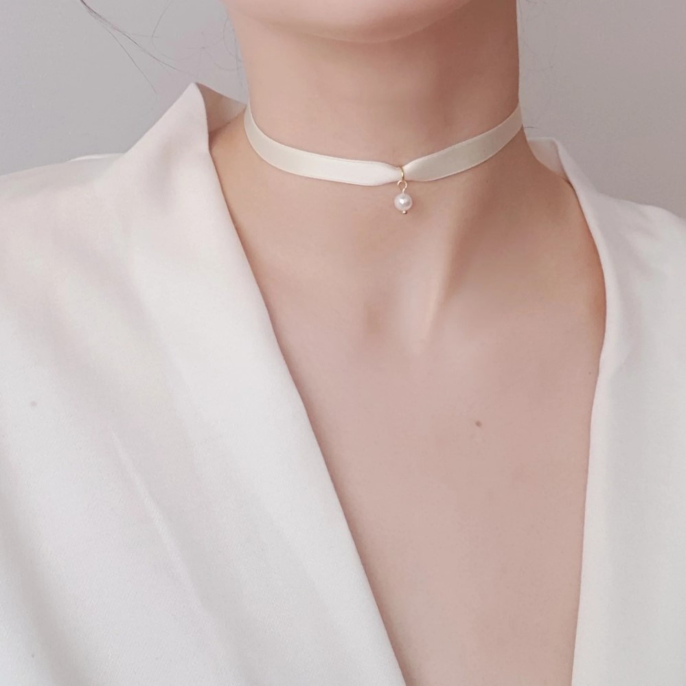 white choker